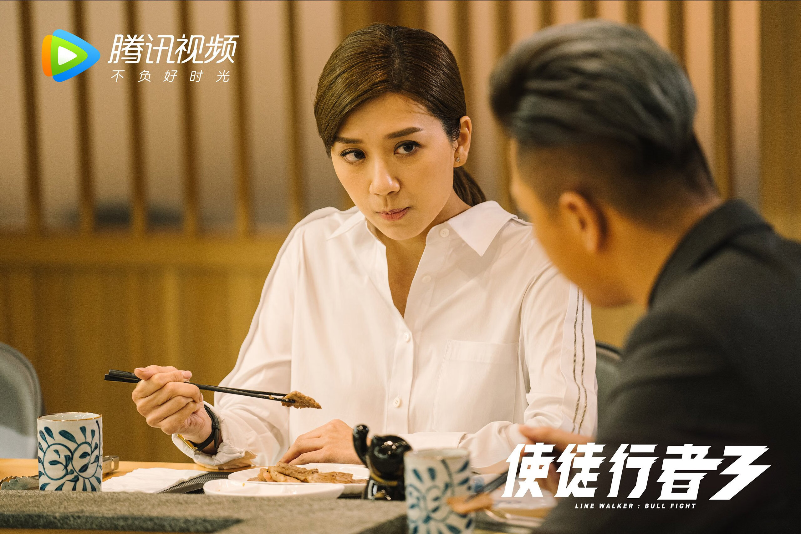 《线上英雄会:全球玩家同步竞技》,线上英雄什么意思